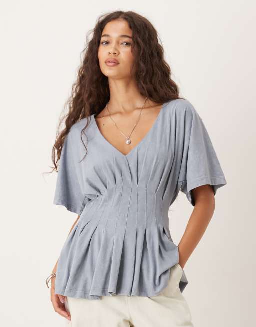 ASOS DESIGN - T-shirt con vita a corsetto e fondo a pieghe blu slavato