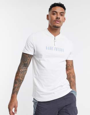 t shirt con scritta sul collo