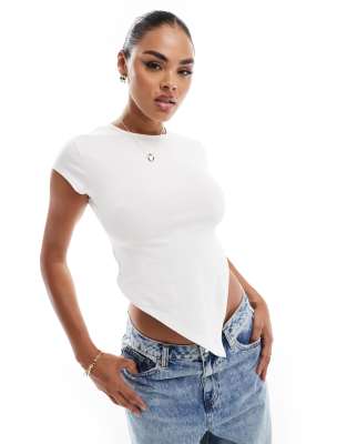ASOS DESIGN - T-shirt corta color avorio con orlo asimmetrico