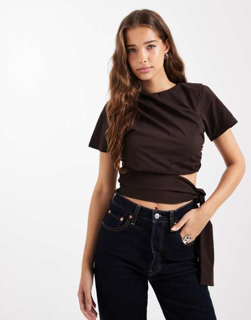 ASOS DESIGN - T-shirt corta color cioccolato con spalline imbottite e allacciatura laterale in vita