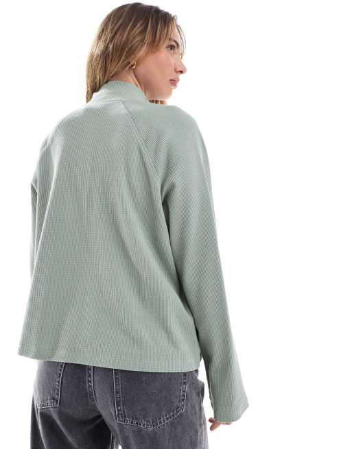 ASOS DESIGN - T-shirt corta squadrata a maniche lunghe color salvia a nido d'ape, 4 di 4