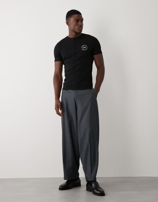 ASOS DESIGN - T-shirt côtelé moulant à col boutonné et imprimé graphique devant - Noir, 3 de 5