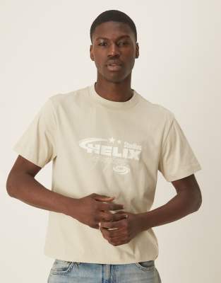 ASOS DESIGN - T-shirt coupe carrée avec motif streetwear - Beige-Neutre