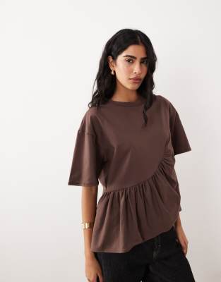 ASOS DESIGN - T-shirt coupe carrée avec ourlet à basque asymétrique - Chocolat | ASOS