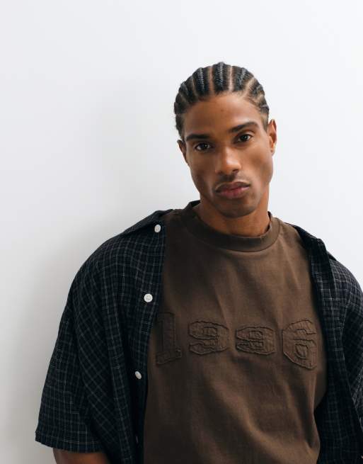 ASOS DESIGN t-shirt coupe carrée décontracté avec imprimé appliqué et bords bruts marron, 4 de 5