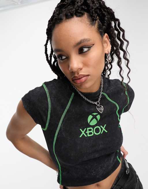 ASOS DESIGN - T-shirt coupe courte ajustée à motif Xbox sous licence - Noir