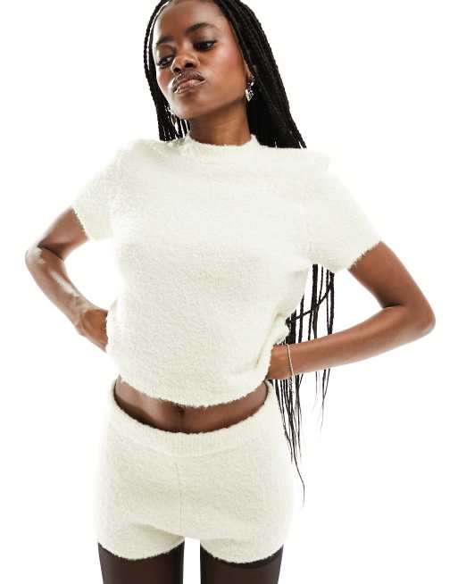 ASOS DESIGN - T-shirt crop top en maille duveteuse - Crème