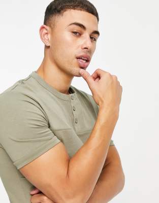 ASOS DESIGN - T-Shirt cut and sew in piqué con collo serafino color kaki