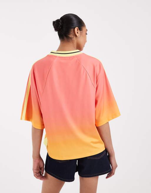 ASOS DESIGN - T-shirt da calcio oversize con scollo a V e grafica ricamata arancione sfumato, 4 di 4