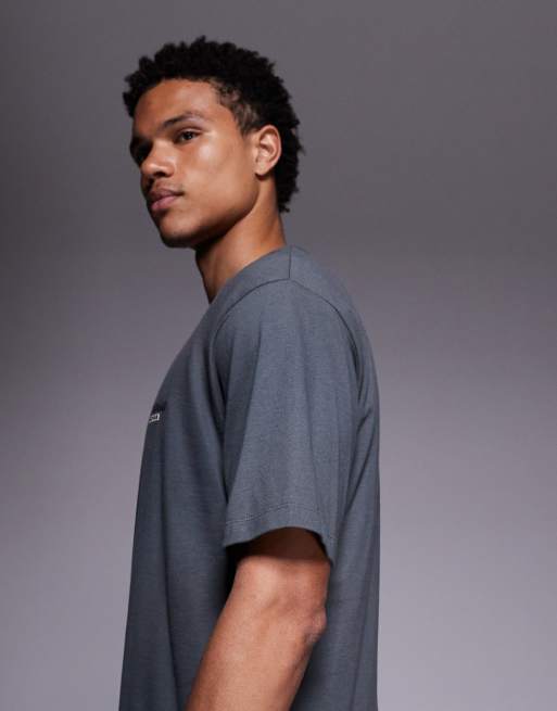ASOS DESIGN - T-shirt décontracté avec inscription et emblème au dos - Gris foncé, 4 de 5