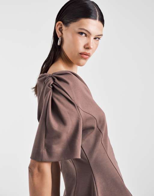 ASOS DESIGN - T-shirt d'ensemble avec détail torsadé sur l'épaule et col en V - Chocolat, 3 de 4