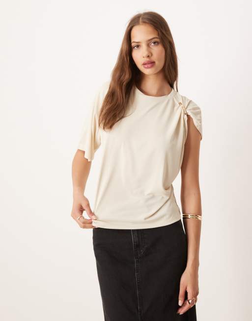 ASOS DESIGN - T-shirt drappeggiata in modal color crema con dettaglio in metallo sulla spalla
