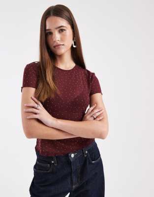 ASOS DESIGN - T-shirt effet rétréci à bords ondulés en tulle texturé orné de strass thermocollés - Bordeaux-Rouge