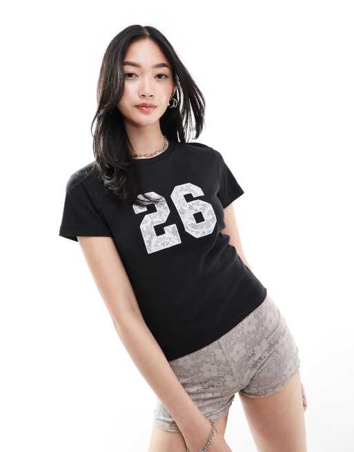 ASOS DESIGN - T-shirt effet rétréci à imprimé chiffre en dentelle - Noir, 4 de 4