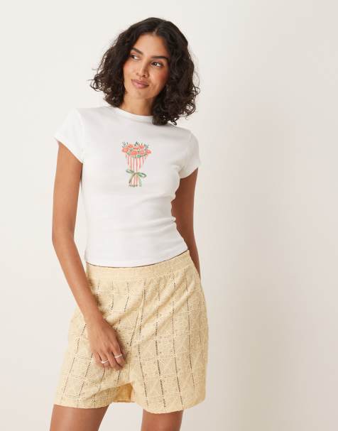 ASOS DESIGN - T-shirt effet rétréci à imprimé fleurs - Lait de coco - view 1