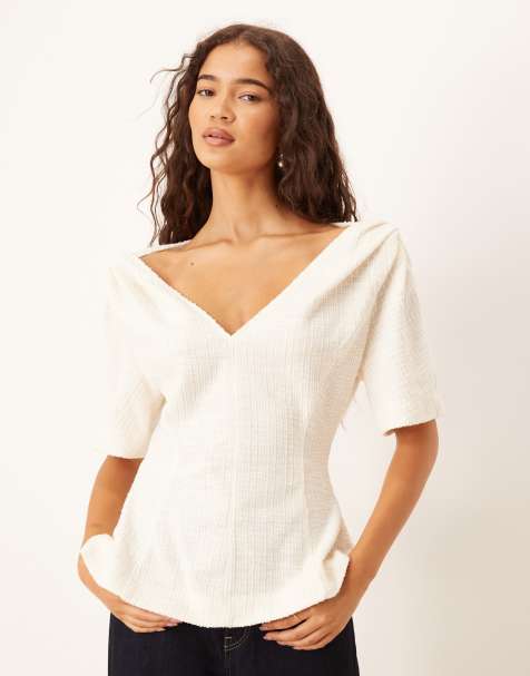 ASOS DESIGN - T-shirt en bouclé avec détail torsadé sur l'épaule et col en V - Crème - view 1