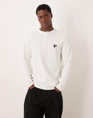 ASOS DESIGN - T-shirt épais texturé à manches longues et broderie sur la poitrine - Crème-Blanc