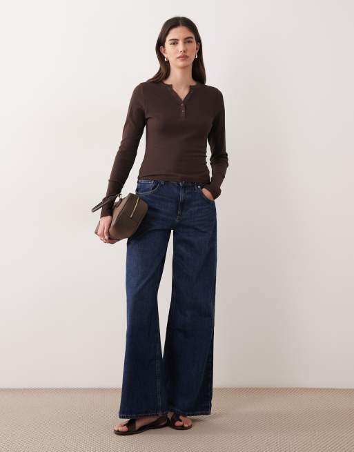 ASOS DESIGN - T-shirt gaufré effet rétréci à manches longues et col boutonné - Chocolat, 2 de 4