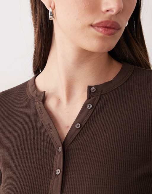 ASOS DESIGN - T-shirt gaufré effet rétréci à manches longues et col boutonné - Chocolat, 3 de 4