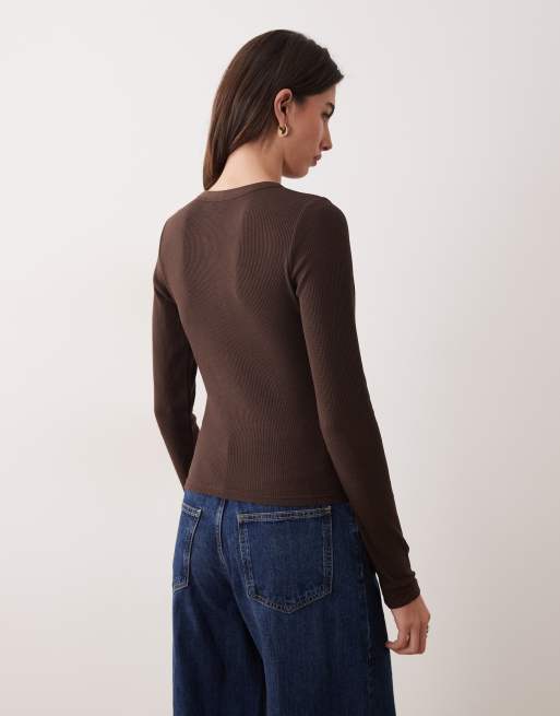 ASOS DESIGN - T-shirt gaufré effet rétréci à manches longues et col boutonné - Chocolat, 4 de 4
