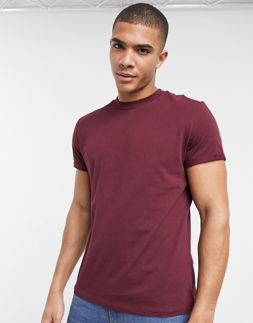 ASOS DESIGN - T-shirt girocollo con maniche con risvolto bordeaux-Rosso