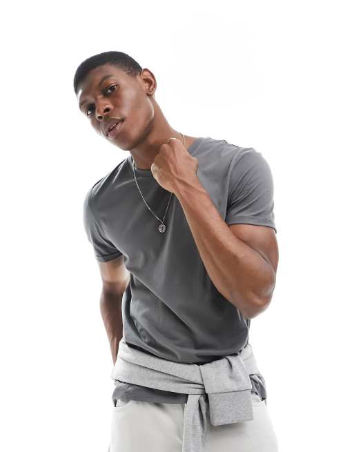 ASOS DESIGN - T-shirt girocollo con maniche con risvolto nero slavato 