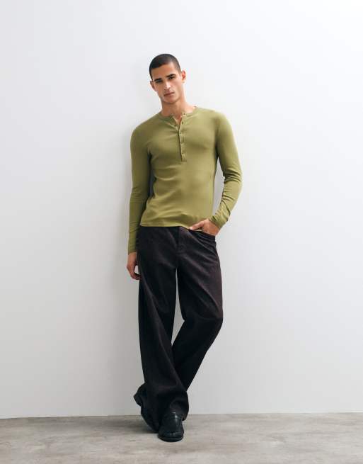 ASOS DESIGN t-shirt henley moulant à manches longues en maille côtelée kaki, 2 de 8