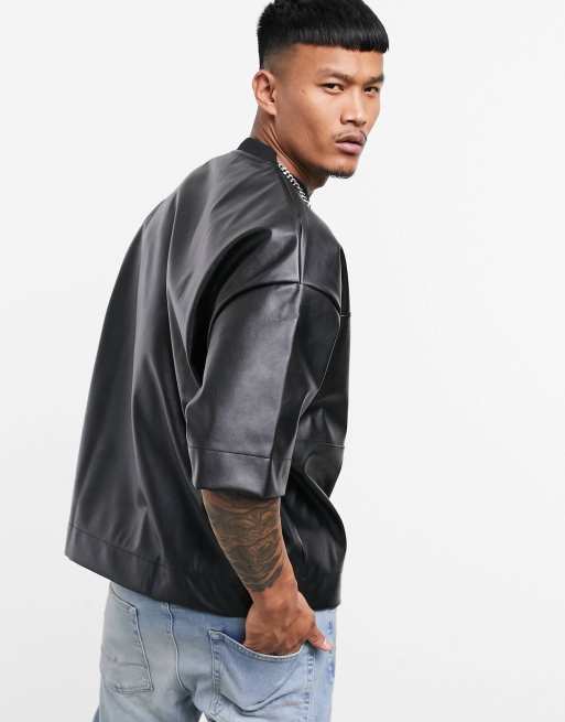 ASOS DESIGN – T-shirt i oversize av läderimitation med halvlång ärm och dekorativ söm, 2 av 4