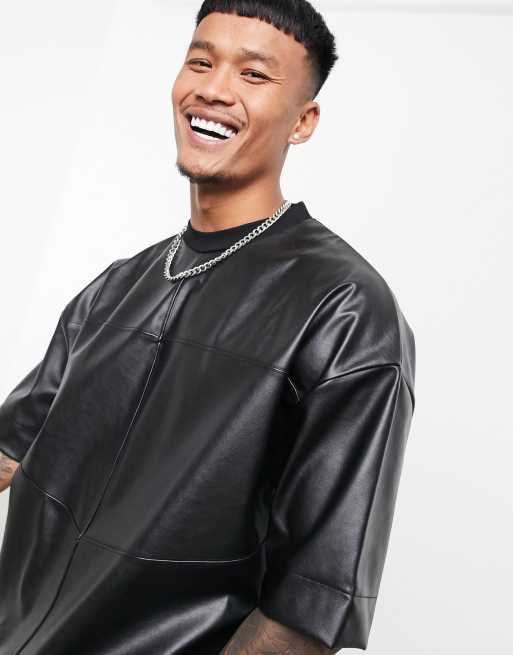 ASOS DESIGN – T-shirt i oversize av läderimitation med halvlång ärm och dekorativ söm, 3 av 4