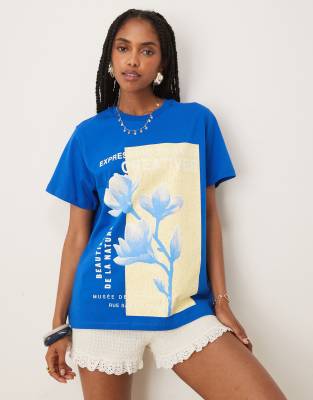 ASOS DESIGN - T-Shirt in Blau mit farblich abgestimmtem Blumen-Grafikprint in regulärer Passform
