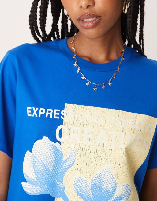 ASOS DESIGN – T-Shirt in Blau mit farblich abgestimmtem Blumen-Grafikprint in regulärer Passform, 2 von 4