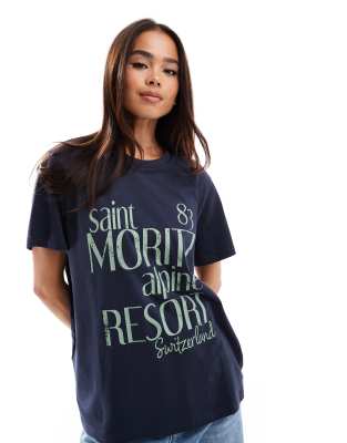 ASOS DESIGN - T-Shirt in Blaue mit normaler Passform und „Saint Moritz"-Aufdruck