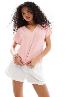 ASOS DESIGN - T-Shirt in Blush aus Webstoff mit V-Ausschnitt-Rosa