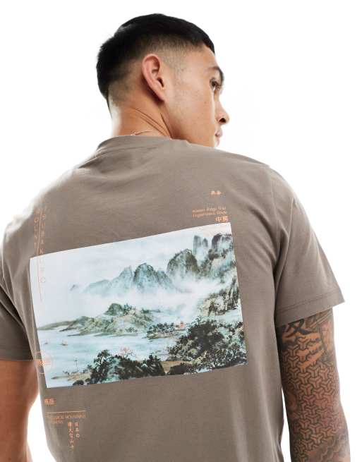 ASOS DESIGN – T-Shirt in Braun mit Landschaftsprint auf dem Rücken