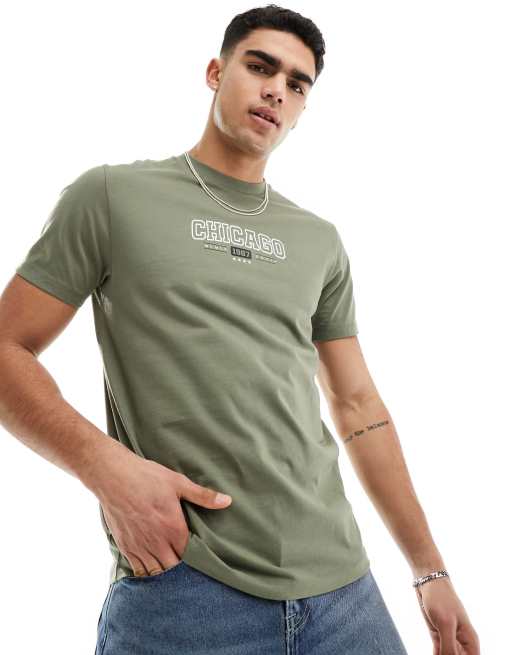 ASOS DESIGN - T-shirt in bruin met Chicago-print op de borst