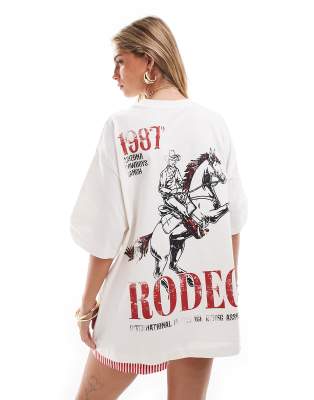 ASOS DESIGN - T-Shirt in Creme mit Boyfriend-Schnitt und „Rodeo"-Grafikprint-Weiß