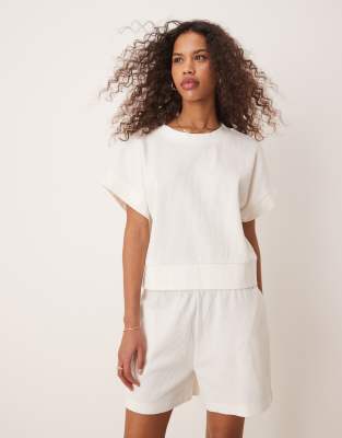 ASOS DESIGN - T-Shirt in Creme mit Waffelstruktur und breit geripptem Saum-Weiß