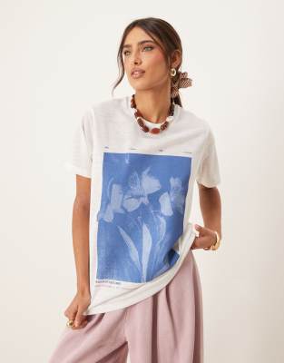 ASOS DESIGN - T-Shirt in cremefarbener Leinenoptik mit floraler Grafik-Weiß