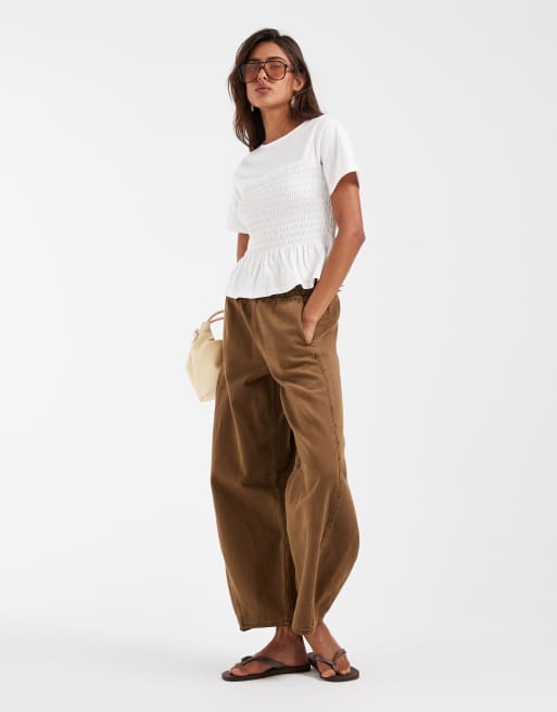 ASOS DESIGN – T-Shirt in Cremeweiß mit gesmokter Taille, 3 von 4