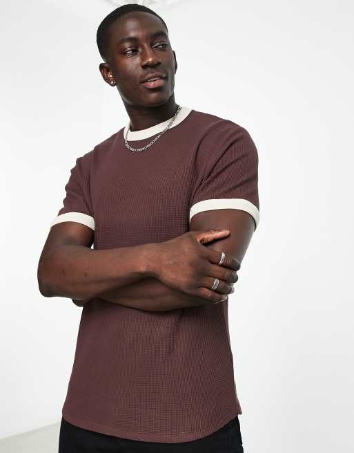 ASOS DESIGN – T-Shirt in Dunkelbraun mit Waffelstruktur und Kontrastsaum in Beige