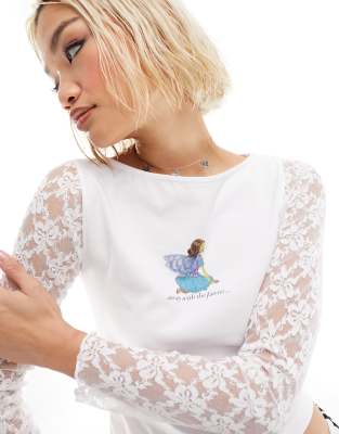 ASOS Design - T-Shirt in Elfenbein mit „Away with the Fairies"-Grafik und Spitzenärmeln-Weiß