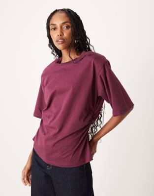 ASOS DESIGN - T-Shirt in Feige mit Schulterpolstern und geraffter Taille-Rot