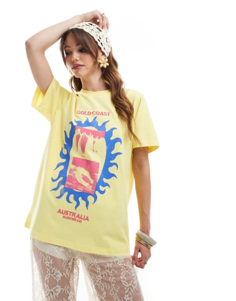ASOS DESIGN – T-Shirt in Gelb mit „Gold Coast“-Grafik und Stickerei mit normaler Passform - view 1