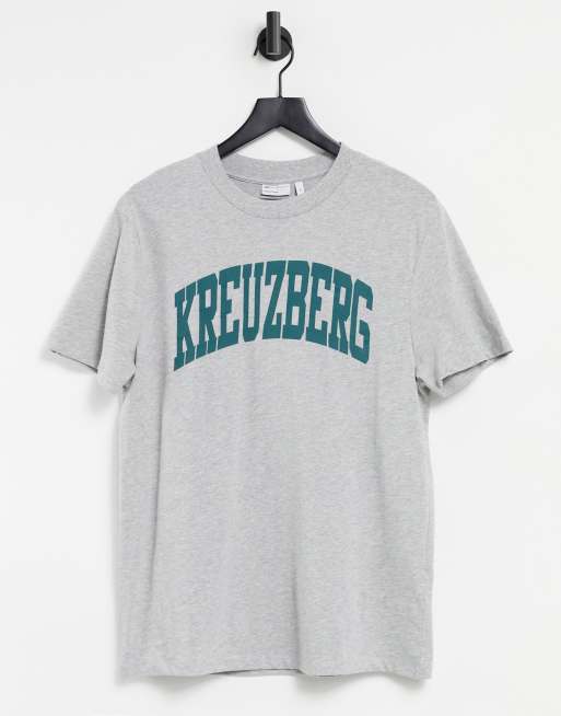 Asos Design - T-shirt in gemêleerd grijs met Kreuzberg-stadsprint in collegestijl
