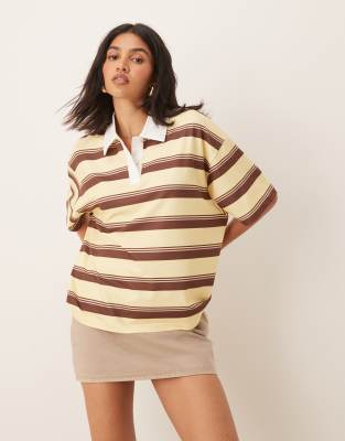 ASOS DESIGN - T-Shirt in gestreiftem Gelb mit Rugby-Kragen-Bunt