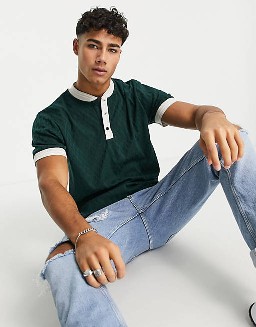  t-shirt in green texture with contrast neck and cuffs 