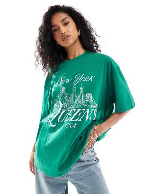 ASOS DESIGN - T-Shirt in Grün mit Boyfriend-Schnitt mit plastischer „Queens New York"-Grafik