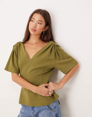 ASOS DESIGN - T-Shirt in Khaki mit V-Ausschnitt und verdrehtem Schulterdetail-Grün