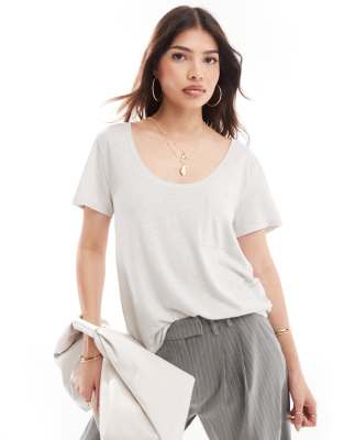 ASOS DESIGN - T-Shirt in Leinenoptik in Steinbeige mit U-Ausschnitt und Brusttasche-Neutral