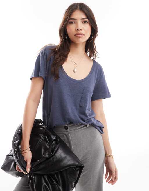 ASOS DESIGN - T-shirt in linnenlook met lage ronde hals, borstzak in marineblauw met wassing